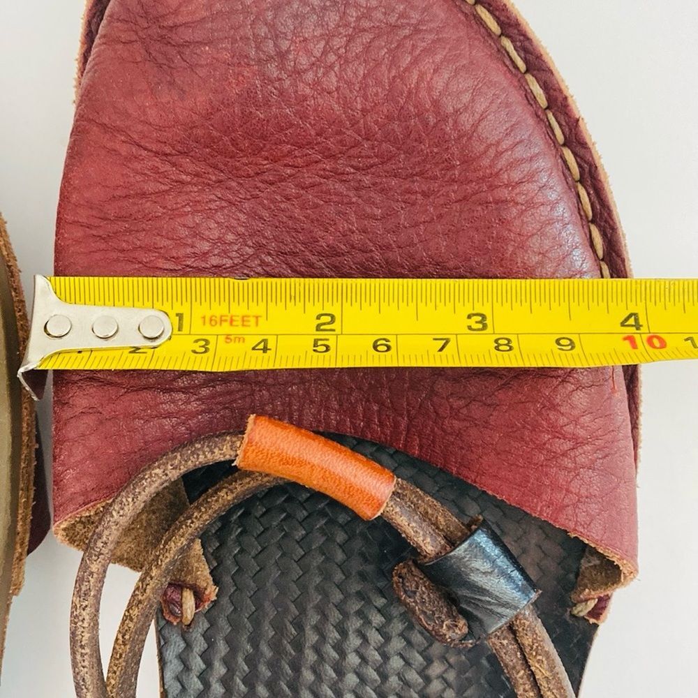 Source Unknown Burgundy Leather Toe-Loop Sandals with Black Footbed - Picture 8 of 10
